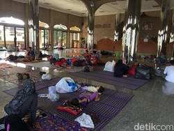 Warga Korban Banjir Cipinang Melayu Masih Bertahan di Pengungsian