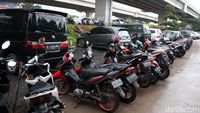 Kolong Tol Becakayu Jadi Lahan Parkir Kendaraan Warga Korban Banjir