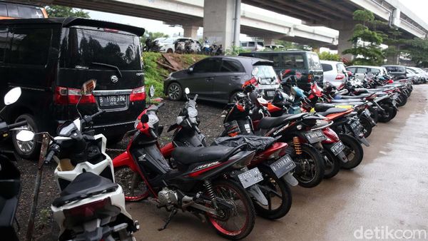 Kolong Tol Becakayu Jadi Lahan Parkir Kendaraan Warga Korban Banjir