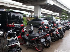 Kolong Tol Becakayu Jadi Lahan Parkir Kendaraan Warga Korban Banjir