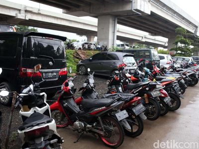 Kolong Tol Becakayu Jadi Lahan Parkir Kendaraan Warga Korban Banjir