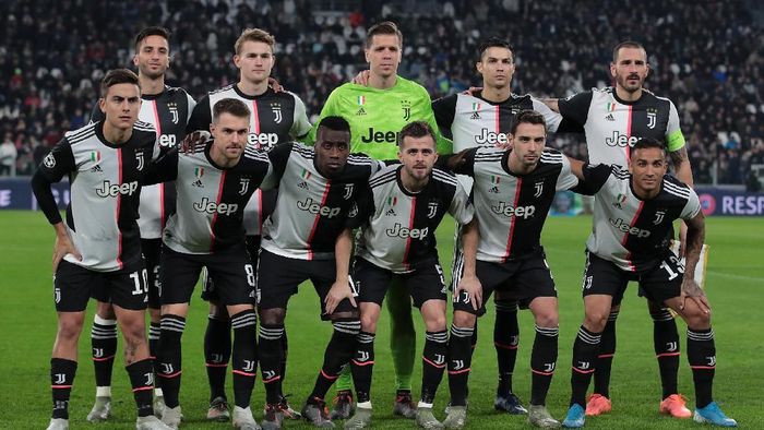 Juventus TURIN, ITALY - NOVEMBER 26: Juventus team line up during the UEFA Champions League group D match between Juventus and Atletico Madrid at Allianz Stadium on November 26, 2019 in Turin, Italy. (Photo by Emilio Andreoli/Getty Images)