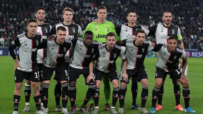 TURIN, ITALY - NOVEMBER 26:  Juventus team line up during the UEFA Champions League group D match between Juventus and Atletico Madrid at Allianz Stadium on November 26, 2019 in Turin, Italy.  (Photo by Emilio Andreoli/Getty Images)