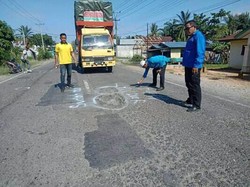 Warga Cat Jalan Rusak di Langkat yang Tak Kunjung Diperbaiki
