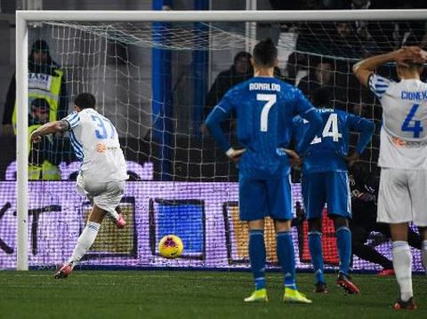Petagna mencetak gol lewat penalti ke gawang Juventus.