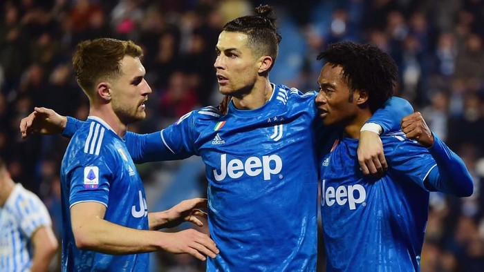 FERRARA, ITALY - FEBRUARY 22:  Cristiano Ronaldo (L) of Juventus celebrates after scoring his first goal with teammates during the Serie A match between SPAL and  Juventus at Stadio Paolo Mazza on February 22, 2020 in Ferrara, Italy.  (Photo by Pier Marco Tacca/Getty Images)