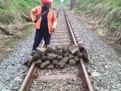 Tumpukan Batu Besar di Tengah Rel Lumajang Baru Pertama Kali Terjadi