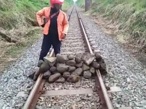 Tumpukan Batu Besar di Tengah Rel Lumajang Baru Pertama Kali Terjadi Tumpukan Batu Besar di Tengah Rel Lumajang Baru Pertama Kali Terjadi