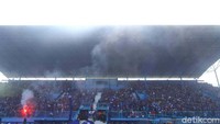 Penonton menyaksikan peluncuran tim Arema.