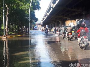 Depan Pintu Tol Sunter Masih Tergenang Banjir