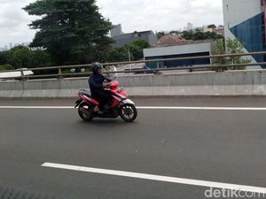 Jakarta Kebanjiran, Motor Nekat Masuk Tol