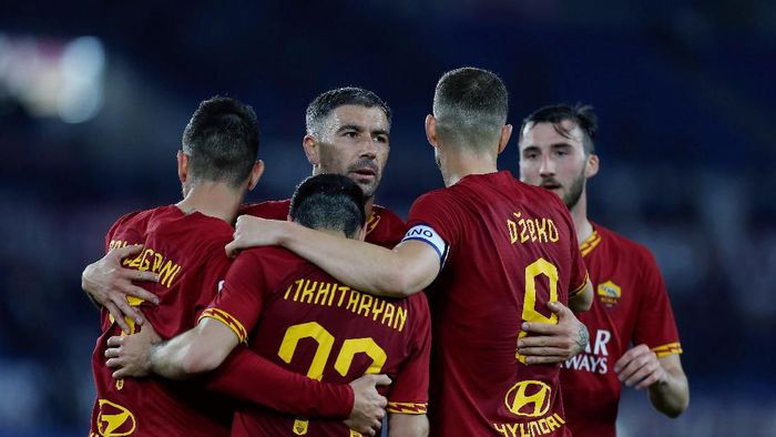 ROME, ITALY - FEBRUARY 23: Henrikh Mkhitaryan with his teammates of AS Roma celebrates after scoring the teams second goal during the Serie A match between AS Roma and US Lecce at Stadio Olimpico on February 23, 2020 in Rome, Italy. (Photo by Paolo Bruno/Getty Images)