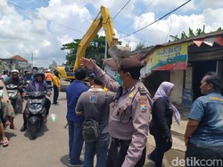 Puluhan Warga Sidoarjo Minta Kompensasi Penertiban Bangli, Jalan Jadi Macet