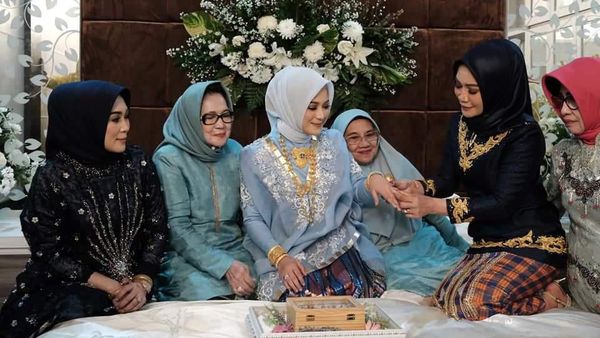 Gaya Putri Bupati Saat Dilamar Anggota DPR dengan Mahar Fantatis