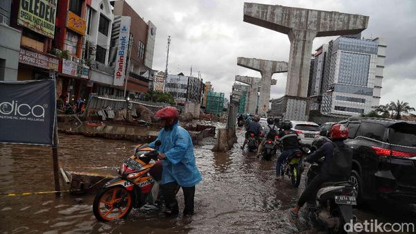Potret Jalan Boulevard Barat Kelapa Gading yang Masih Tergenang Air