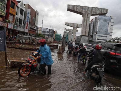 Potret Jalan Boulevard Barat Kelapa Gading yang Masih Tergenang Air