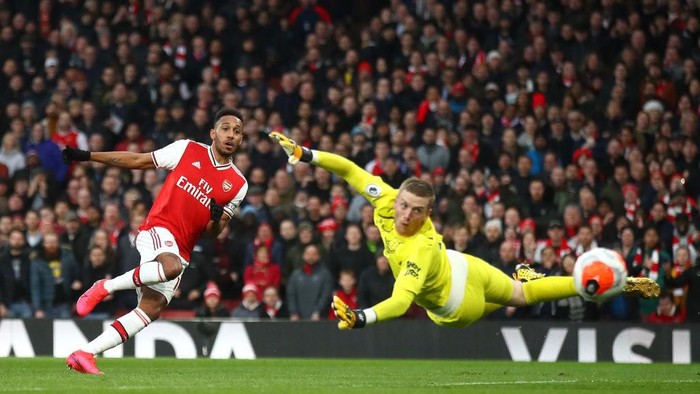 LONDON, ENGLAND - FEBRUARY 23: Pierre-Emerick Aubameyang of Arsenal scores his teams second goal past Jordan Pickford of Everton during the Premier League match between Arsenal FC and Everton FC at Emirates Stadium on February 23, 2020 in London, United Kingdom. (Photo by Julian Finney/Getty Images)