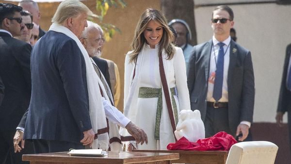 Gaya Elegan Melania Trump di India, Pakai Kain Mirip Songket 