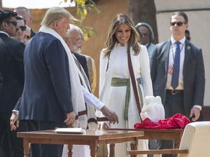 Gaya Elegan Melania Trump di India, Pakai Kain Mirip Songket 