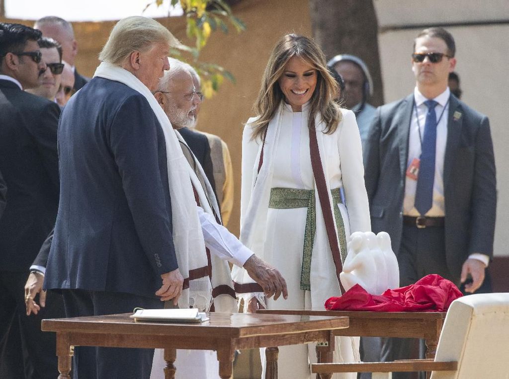 Gaya Elegan Melania Trump di India, Pakai Kain Mirip Songket Gaya Elegan Melania Trump di India, Pakai Kain Mirip Songket