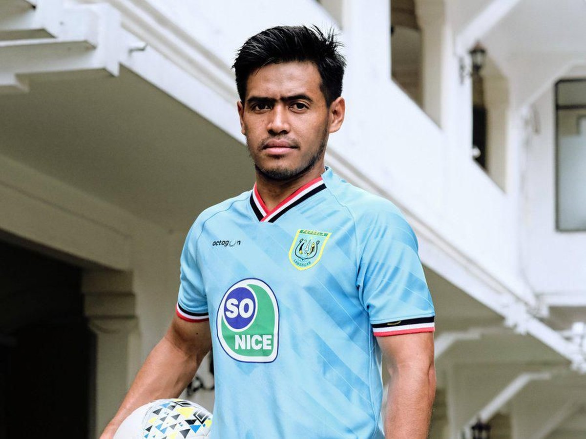 Persela Lamongan perkenalkan seragam baru. (Foto: dok.Persela)