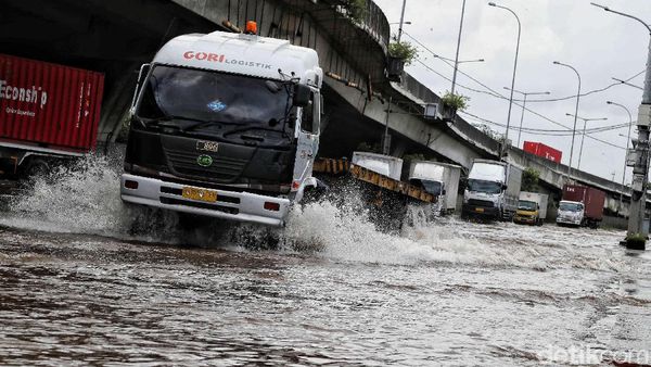 Banjir Masih Rendam KBN Cakung
