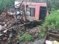 Hujan Deras di Bogor, Rumah Ambruk dan Tebing Sungai Longsor