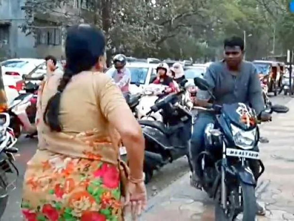 Viral, Nenek Usir Pemotor yang Naik Trotoar Viral, Nenek Usir Pemotor yang Naik Trotoar