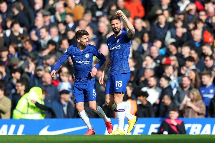 LONDON, ENGLAND - FEBRUARY 22: Olivier Giroud of Chelsea celebrates with teammate Jorginho after scoring his teams first goal during the Premier League match between Chelsea FC and Tottenham Hotspur at Stamford Bridge on February 22, 2020 in London, United Kingdom. (Photo by Catherine Ivill/Getty Images)