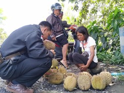 Kisah Eni, Penyandang Difabel Jualan Durian Dibayar Uang Palsu Viral di Medsos