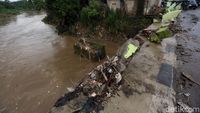 Pagar Jembatan Pasar Pocong Bogor Hancur Diterjang Banjir