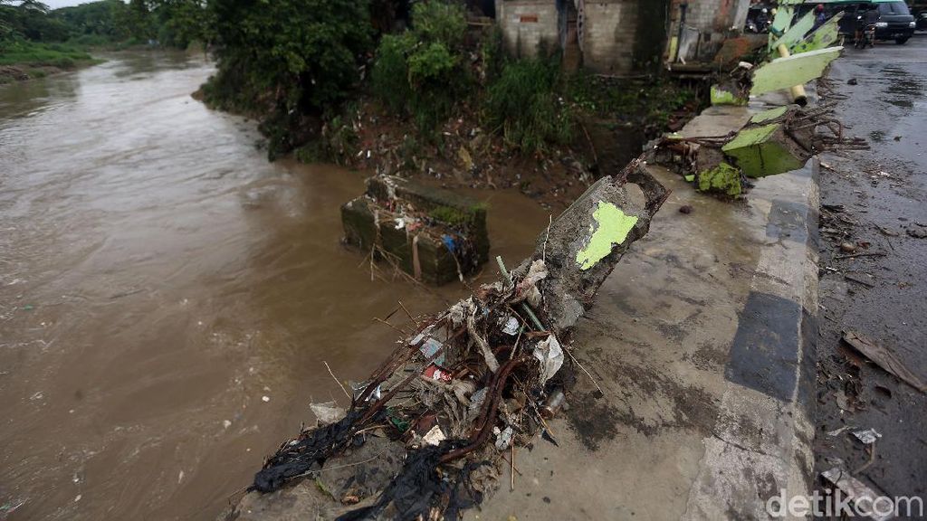 Pagar Jembatan Pasar Pocong Bogor Hancur Diterjang Banjir Pagar Jembatan Pasar Pocong Bogor Hancur Diterjang Banjir