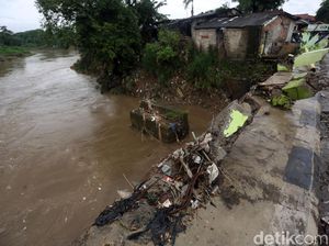 Pagar Jembatan Pasar Pocong Bogor Hancur Diterjang Banjir