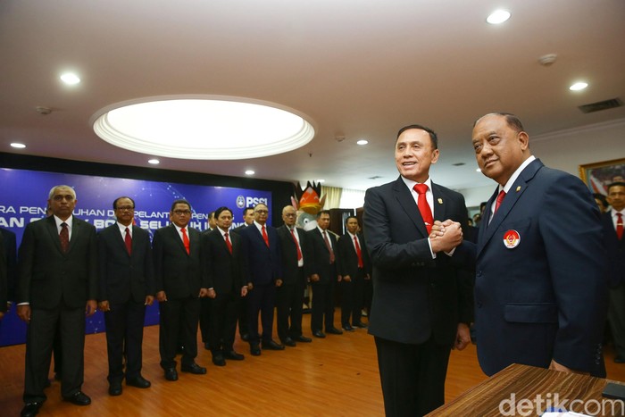 Ketua Umum Komite Olahraga Nasional Indonesia (KONI) Marciano Norman, secara resmi melantik kepengurusan PSSI yang diketuai oleh Mochamad Iriawan yang berlangsung dikantor KONI, Jakarta, Senin (24/2/2020). Kepengurusan PSSI yang baru dilantik ini berlangsung hingga tahun 2023.