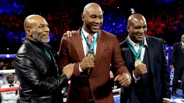 LAS VEGAS, NEVADA - 22 FEBRUARI: (kiri ke kanan) Mantan juara kelas berat Mike Tyson, Lennox Lewis dan Evander Holyfield mendapat penghargaan jelang pertarungan perebutan gelar kelas berat linier Wilder WBC dan Fury antara Tyson Fury dan Deontay Wilder pada 22 Februari 2020 di MGM Grand Garden Arena di Las Vegas, Nevada.  Al Bello / Getty Images / AFP