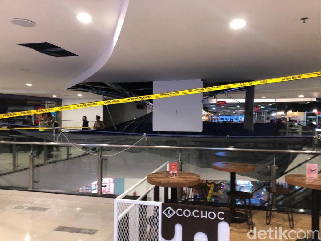 Lokasi Plafon Malioboro Mall Yogya yang Ambrol Dipasangi Garis Polisi Lokasi Plafon Malioboro Mall Yogya yang Ambrol Dipasangi Garis Polisi