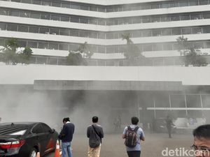 Detik-detik Mencekam Asap Pekat Kepung Gedung DPR Detik-detik Mencekam Asap Pekat Kepung Gedung DPR
