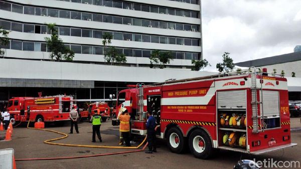 Damkar Dikerahkan untuk Atasi Kepulan Asap di Gedung DPR