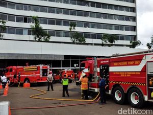 Damkar Dikerahkan untuk Atasi Kepulan Asap di Gedung DPR