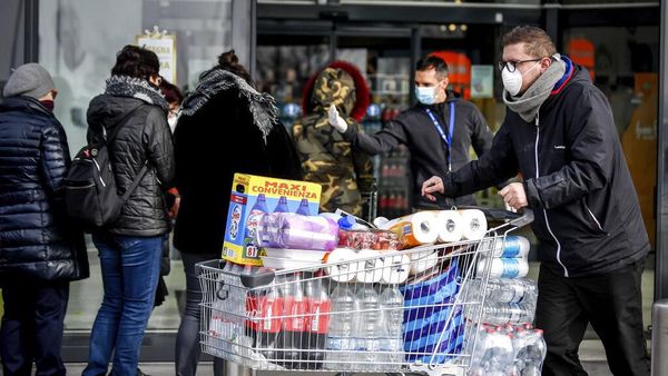 Imbas Corona di Italia, Warga Borong Makanan Supermarket
