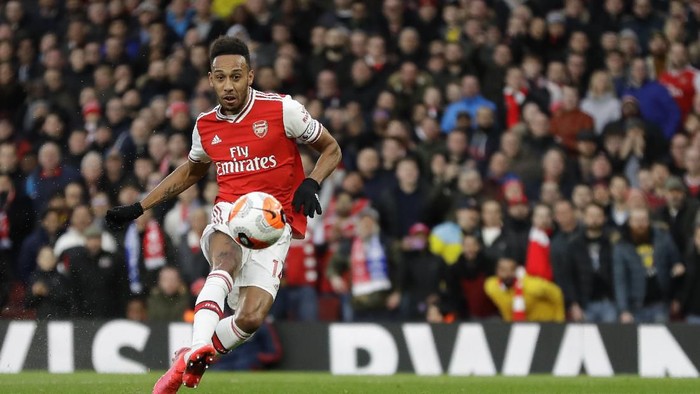 Arsenals Pierre-Emerick Aubameyang scores his sides second goal during the English Premier League soccer match between Arsenal and Everton at Emirates stadium in London, Sunday, Feb. 23, 2020. (AP Photo/Kirsty Wigglesworth)