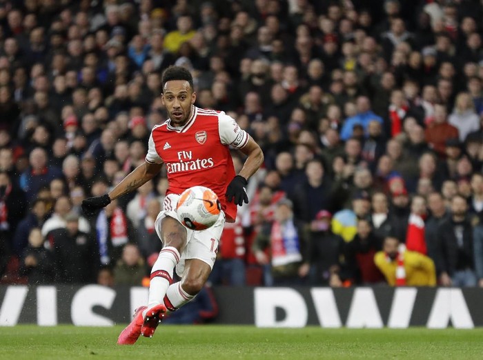 Arsenal's Pierre-Emerick Aubameyang scores his side's second goal during the English Premier League soccer match between Arsenal and Everton at Emirates stadium in London, Sunday, Feb. 23, 2020. (AP Photo/Kirsty Wigglesworth)