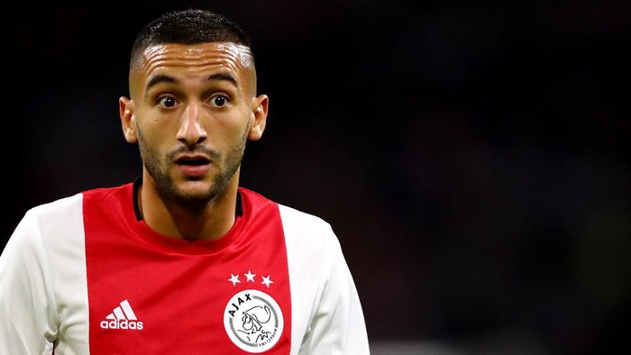 hakim ziyech ajax amsterdam chelsea bursa transfer AMSTERDAM, NETHERLANDS - AUGUST 13: Hakim Ziyech of Ajax looks on during the UEFA Champions League 3rd Qualifying match between Ajax and PAOK Thessaloniki at Johan Cruyff Arena on August 13, 2019 in Amsterdam, Netherlands. (Photo by Dean Mouhtaropoulos/Getty Images)