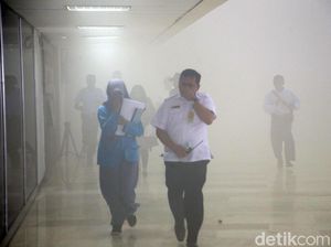 Pegawai Berhamburan Saat Gedung DPR Berasap Pegawai Berhamburan Saat Gedung DPR Berasap