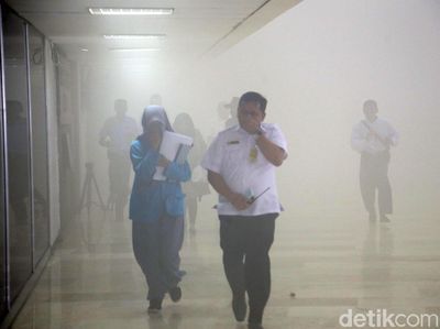 Pegawai Berhamburan Saat Gedung DPR Berasap