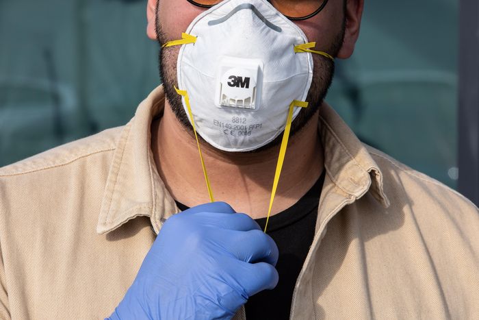 Virus Corona CASALPUSTERLENGO, ITALY - FEBRUARY 23: A man wearinig a respiratory mask and gloves is pictured on February 23, 2020 in Casalpusterlengo, south-west Milan, Italy. Casalpusterlengo is one of the ten small towns placed under lockdown earlier this morning as a second death from coronavirus sparked fears throughout the Lombardy region. (Photo by Emanuele Cremaschi/Getty Images)