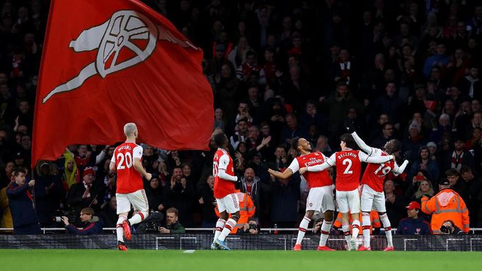 Arsenal LONDON, ENGLAND - FEBRUARY 23: Pierre-Emerick Aubameyang of Arsenal celebrates with teammates Hector Bellerin and Nicolas Pepe after scoring his sides third goal during the Premier League match between Arsenal FC and Everton FC at Emirates Stadium on February 23, 2020 in London, United Kingdom. (Photo by Julian Finney/Getty Images)