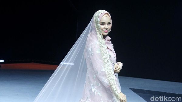 Adu Gaya Hijab Dewi Sandra, Dhini Aminarti dan Selebgram Amerika