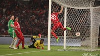 Geylang sempat memperkecil skor di menit ke-68. Klub Singapura itu mendapat penalti, dan bisa dituntaskan Panagotis Linardos menjadi gol. Skor menjadi 2-1 (Foto: Rifkianto Nugroho/detikSport)