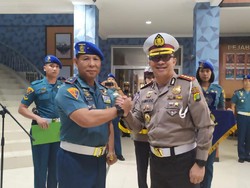 HUT Ke-74 Pomal, Polda Metro Sematkan Pin Tertib Lalin ke Danpuspomal TNI